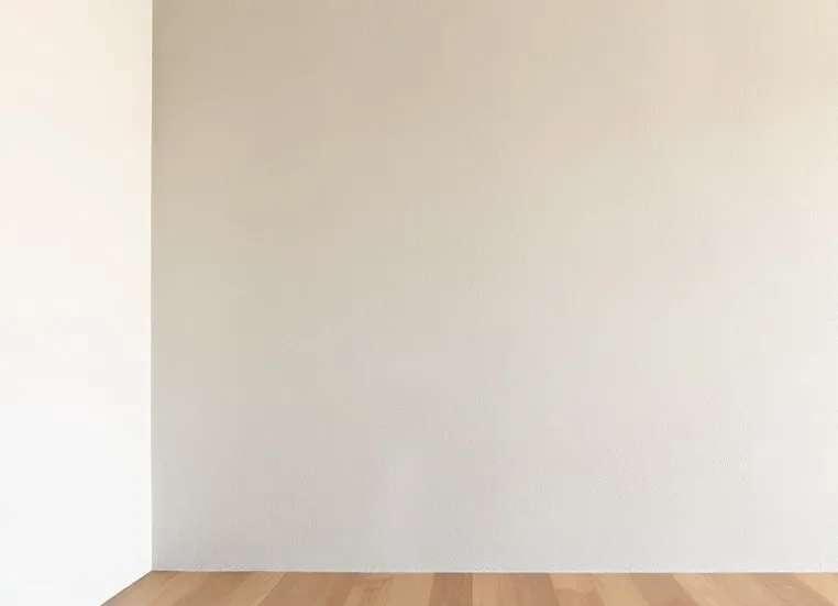 Application d'un enduit décoratif à la lisseuse sur un mur